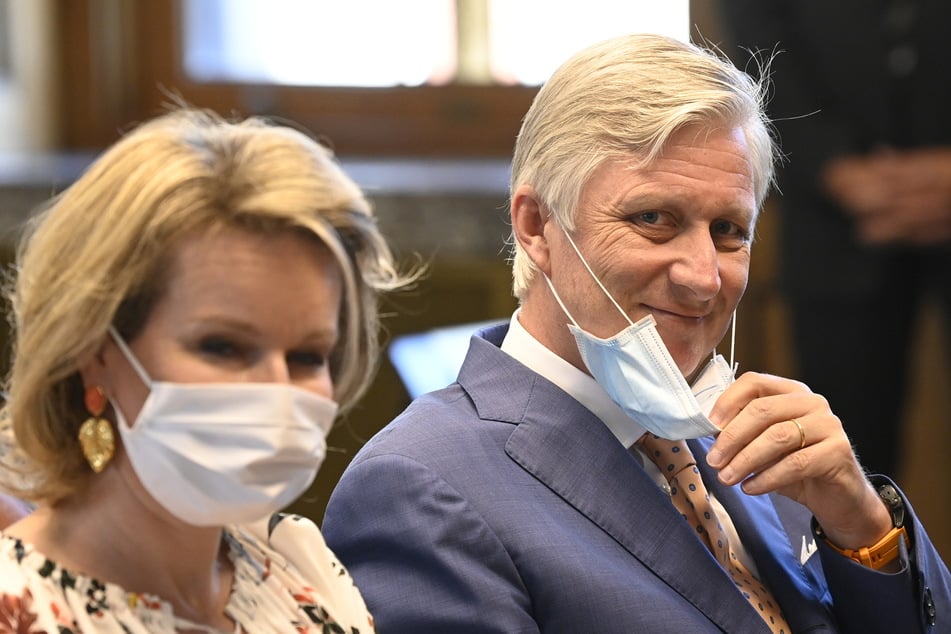 Auch Königin Mathilde von Belgien (47) und König Philippe von Belgien (60) tragen einen schlichten Mundschutz beim Besuch des belgischen Instituts für tropische Medizin in Antwerpen.
