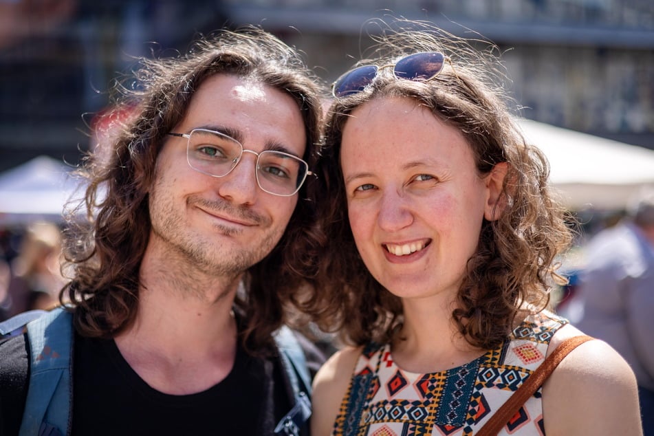 Sara (26) und Franz (28) sind der Meinung es wäre besser, wenn Menschen weniger arbeiten könnten.