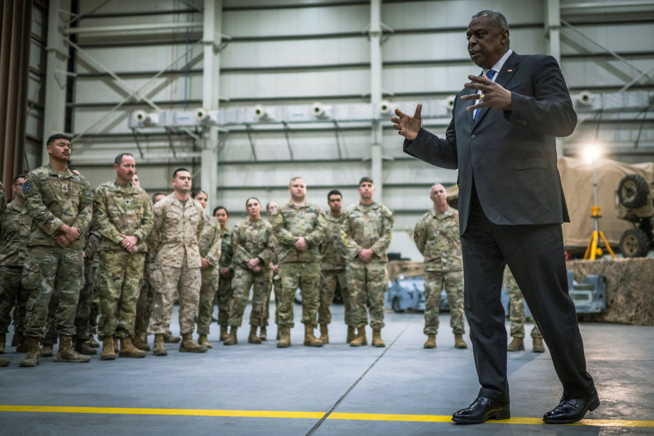 US Defense Secretary Lloyd Austin (r.) has been discharged from hospital after secretly being admitted at the start of the year.