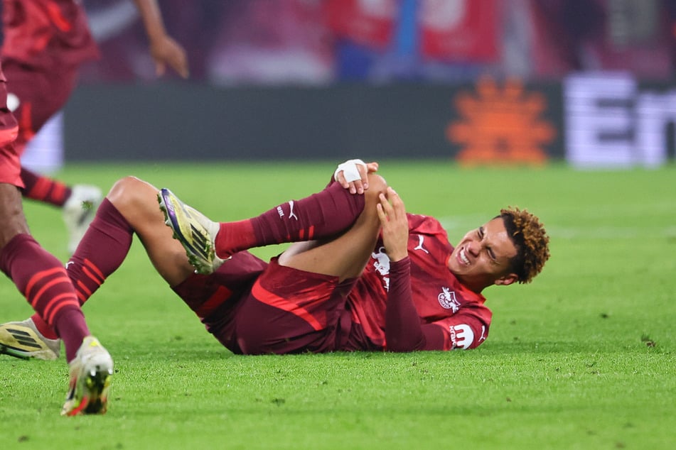 Antonio Nusa (19) hat beim Spiel gegen den FC St. Pauli einen Schlag aufs Knie bekommen und wird bis mindestens Ende März ausfallen.