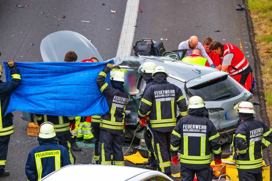 Die Feuerwehrleute müssen zwei eingeklemmte Personen aus einem Toyota befreien.