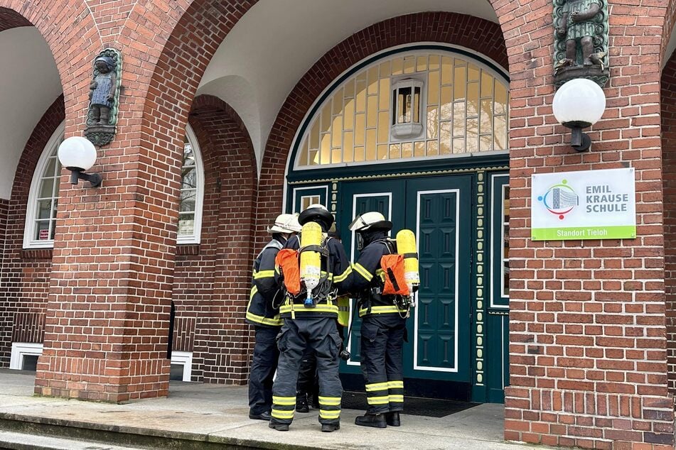 Die Feuerwehr musste wegen eines Reizgasausbruchs zu der Emil-Krause-Schule ausrücken.