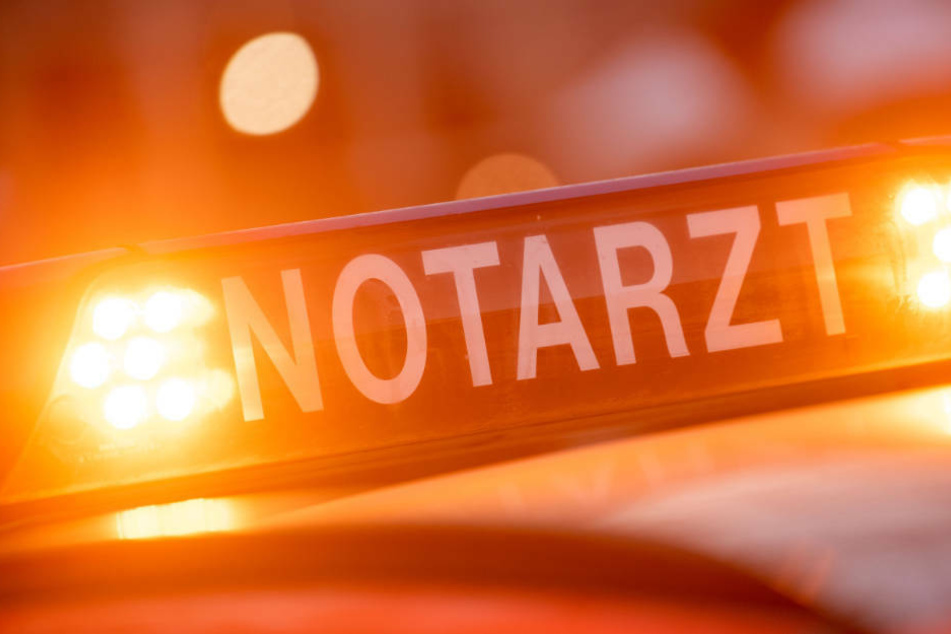 Die drei verletzten Polizisten mussten in umliegende Krankenhäuser eingeliefert werden (Symbolbild).