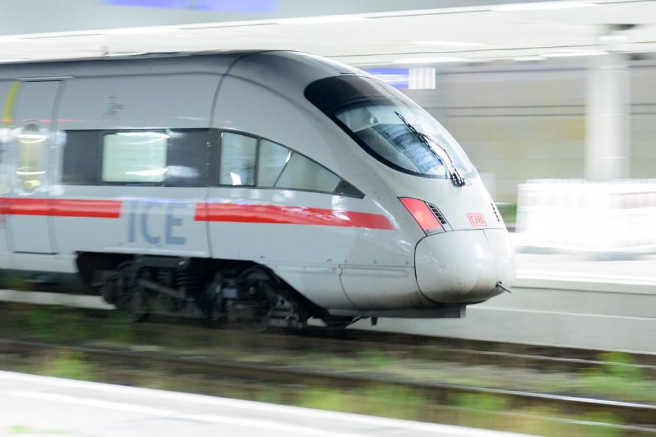 Ein ICE der Baureihe 411 ist am frühen Dienstagmorgen im unteren Bahnhof von Falkenberg/Elster entgleist. (Symbolfoto)