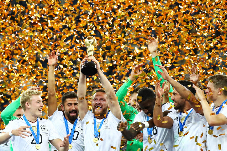 Shkodran Mustafi (28, stemmt den Pokal in die Höhe) gewann 2017 den Confederations Cup mit der vermeintlichen B-Auswahl des DFB.