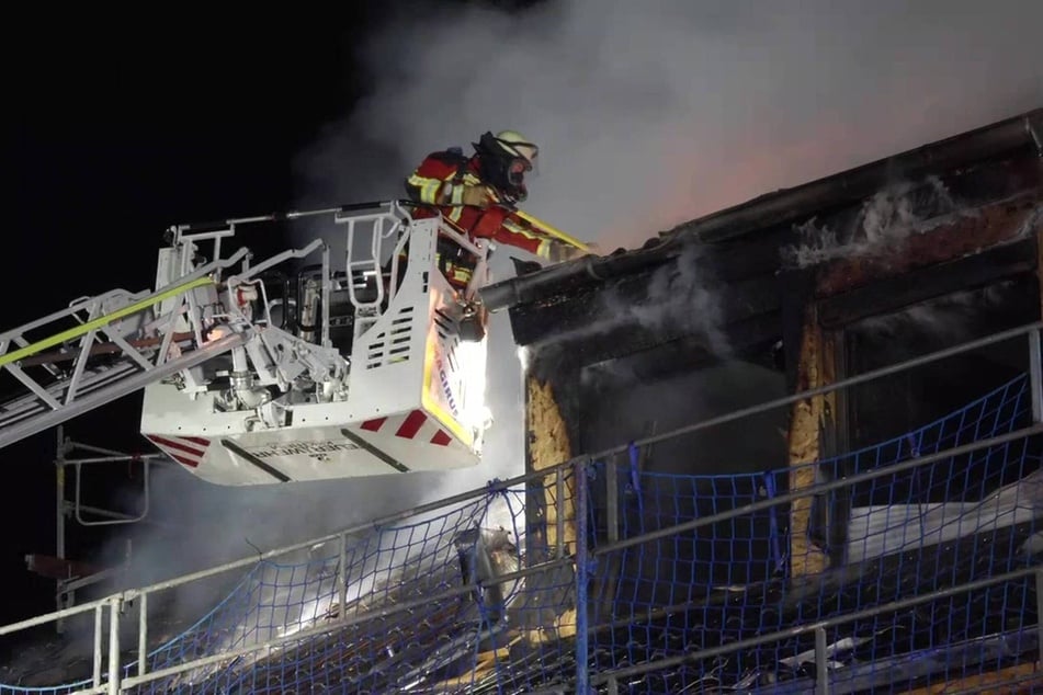 In der Nacht zu Freitag geriet der Dachstuhl eines Mehrfamilienhauses in Brand.