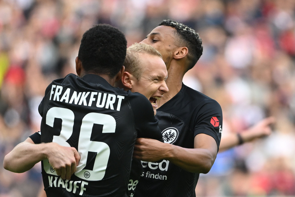 Sebastian Rode (M.) brachte die Frankfurter Eintracht früh per Kopf mit 1:0 beim VfB Stuttgart in Führung.