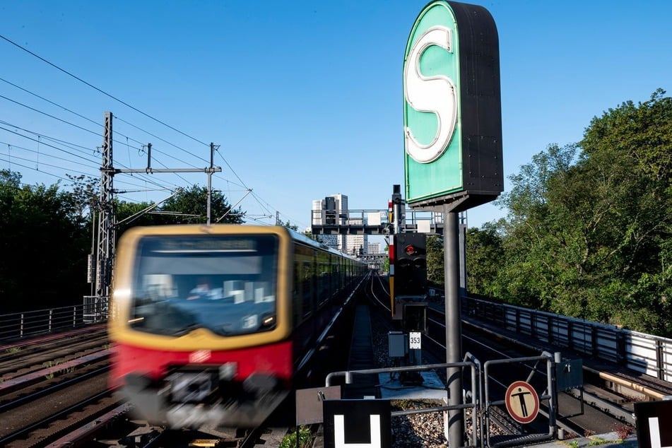 An immer mehr Berliner S-Bahnhöfen können Fahrgäste schon vorab sehen, wie voll die einzelnen Wagen sind. (Symbolfoto)