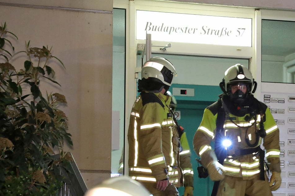 Die Wehren löschten den Brand mit einem Strahlrohr und unter dem Einsatz von Atemschutzmasken.