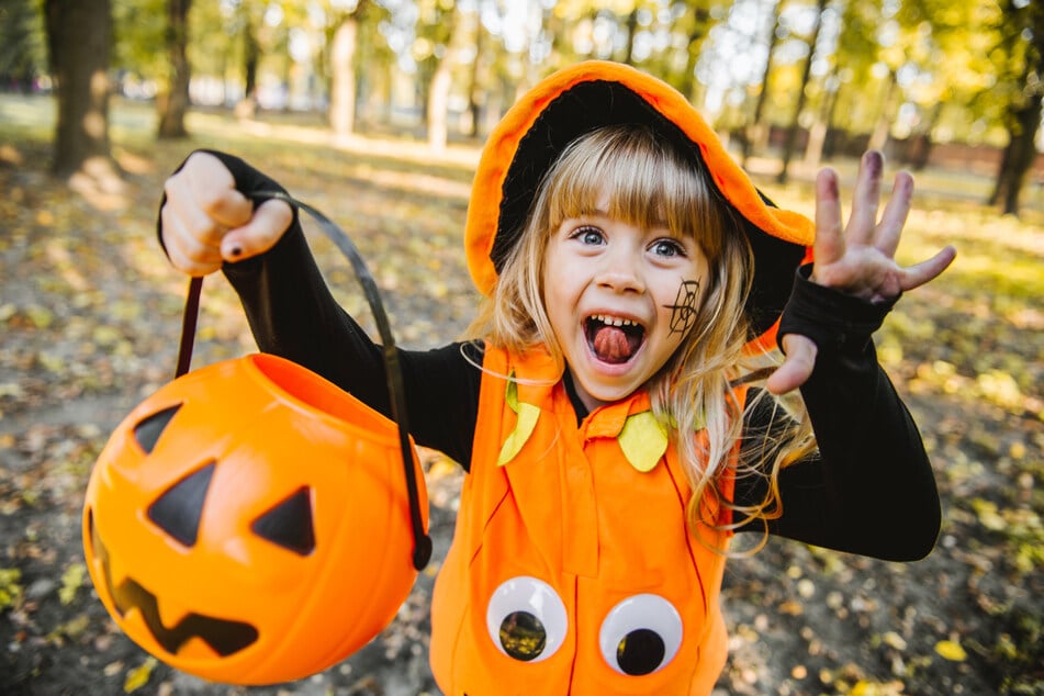 Die kurzen Halloween-Sprüche von TAG24 können sich Kinder besonders gut merken.