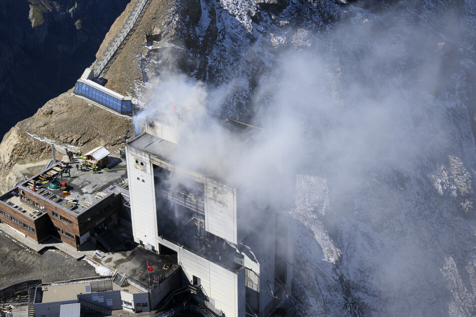 Rauch steigt während eines Brandes im Restaurant Botta im Glacier 3000 Resort in Les Diablerets auf.