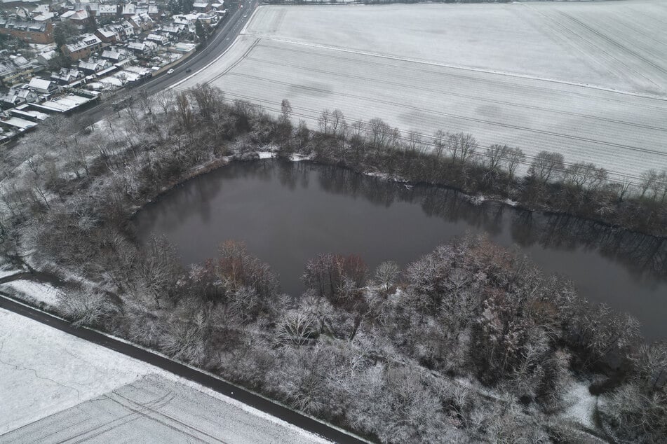 Der getötete 14-Jährige war an einem Dormagener Waldsee im Stadtteil Hackenbroich von einem Spaziergänger entdeckt worden.