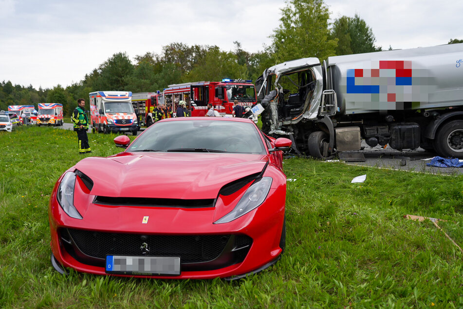 Neben dem teuren Sportwagen waren auch zwei Lastwagen in den heftigen Crash involviert.
