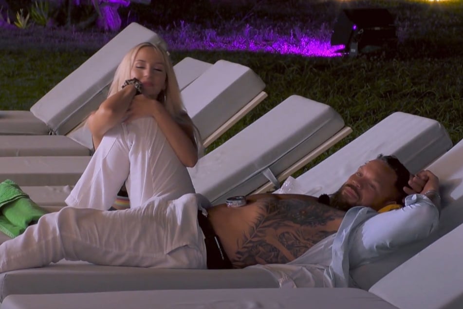 Alexandra gibt alles, um Jamy zu verführen. Jedoch nur für die Show stellt die Blondine fest.