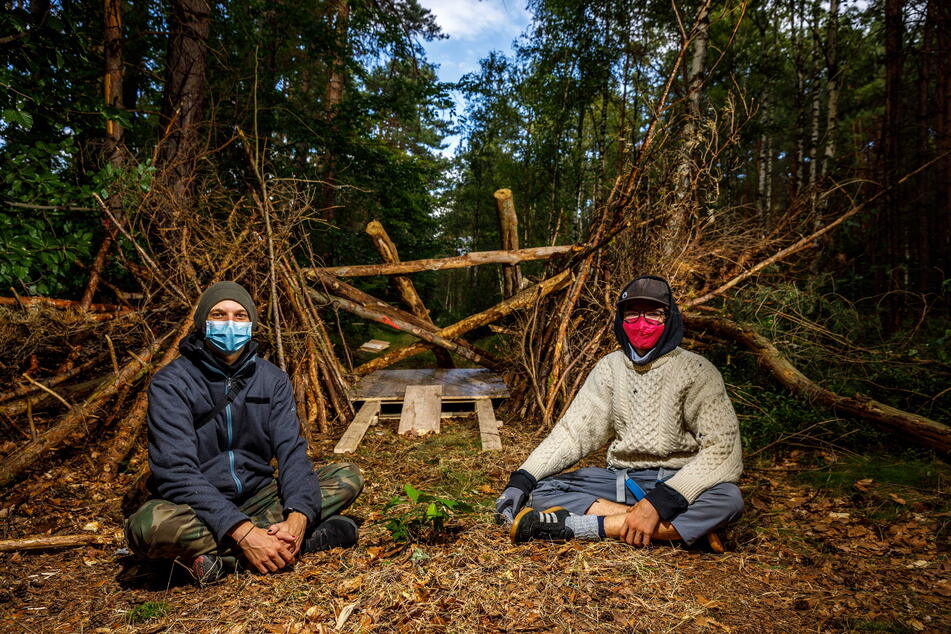 Die Waldbesetzer Markus Brehm (l.) und Rainer (21) wollen nicht weichen - den Waldweg haben sie verbarrikadiert.