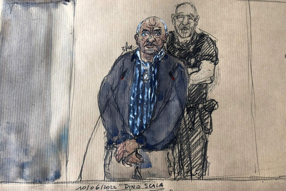 Eine Gerichtsskizze zeigt den Vergewaltiger bei der Eröffnung seines Prozesses.