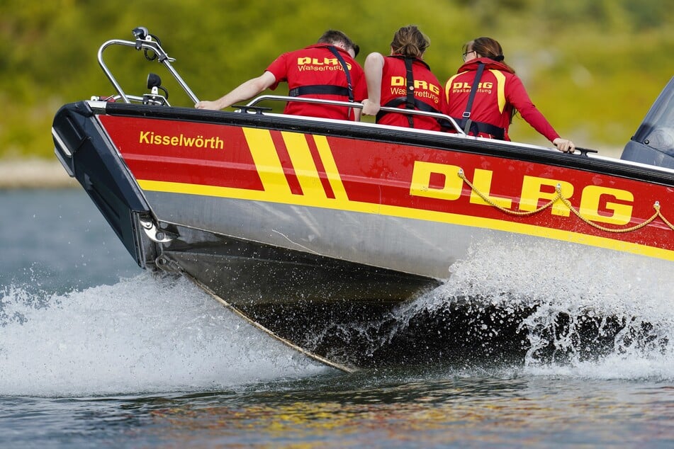 Rettungsmannschaften der DLRG suchten auf dem Rhein vergeblich nach dem über Bord gegangenen 53-Jährigen (Symbolbild).