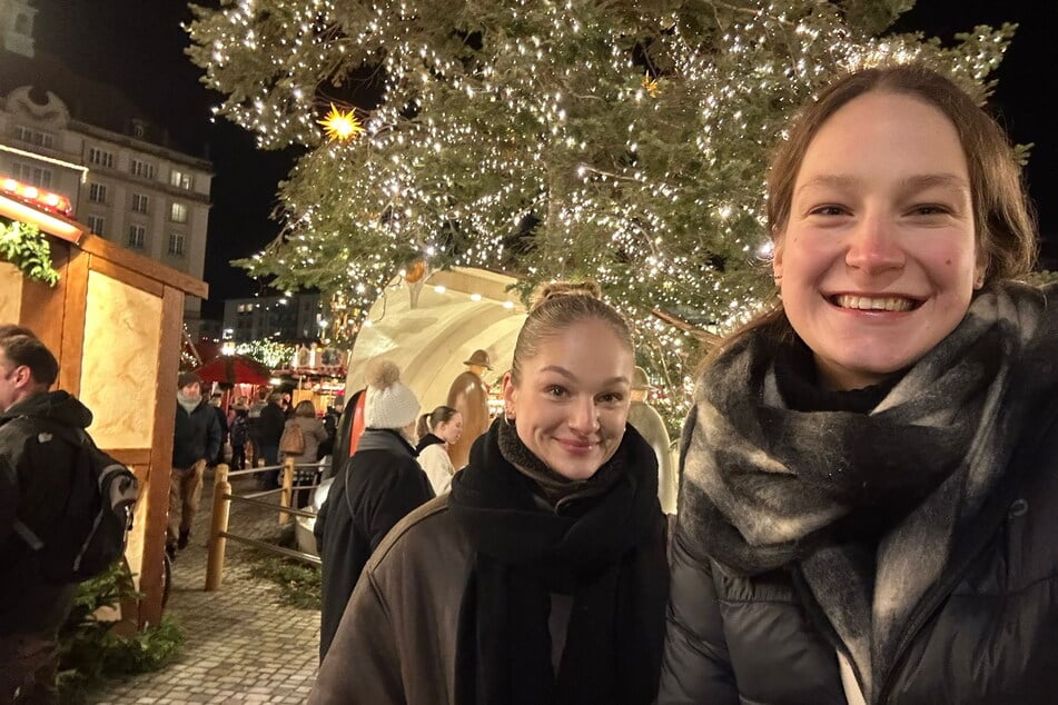 Die kurze Pause wurde von Lena Linke (21) und Lotte Goertz (19, v.r.) für einen Weihnachtsmarkt-Besuch genutzt.