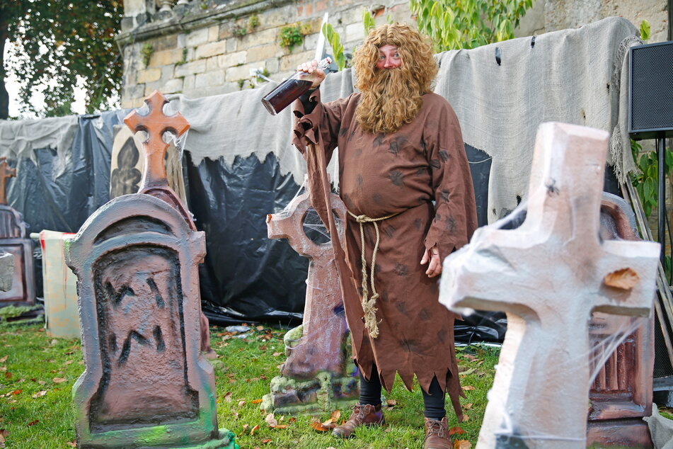 Auf dem Halloween-Friedhof: In diesem Kostüm steckt Christian Albrecht.