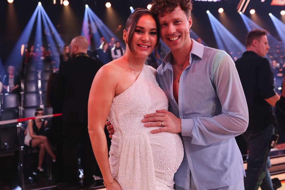 Am Rande der großen Kennenlern-Show von "Let's Dance" hat die hochschwangere Renata Lusin (36) verraten, wie Ehemann Valentin (36) die Geburt miterleben soll.