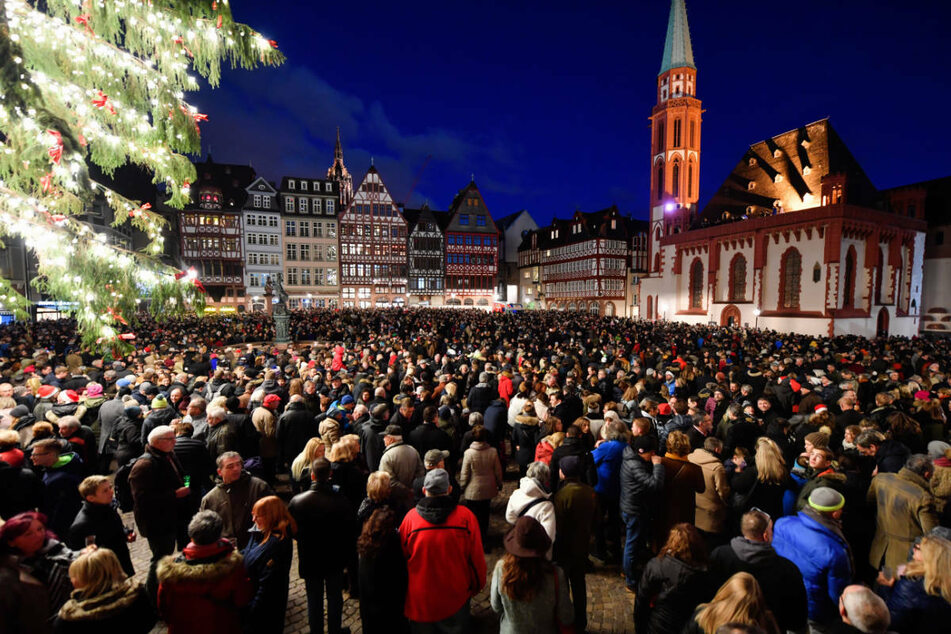 Dieses Bild wird es auch in diesem Jahr nicht geben: Das Stadtgeläute an Heiligabend in Frankfurt fällt erneut aus.