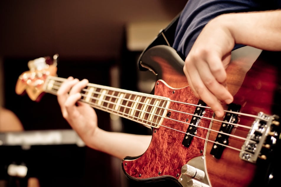 In der Band "Salon Pernod" singt Thomas Wittenbecher und spielt Akkordeon, während Patrick Zörner mit Gesang an der Gitarre ist. (Symbolbild)