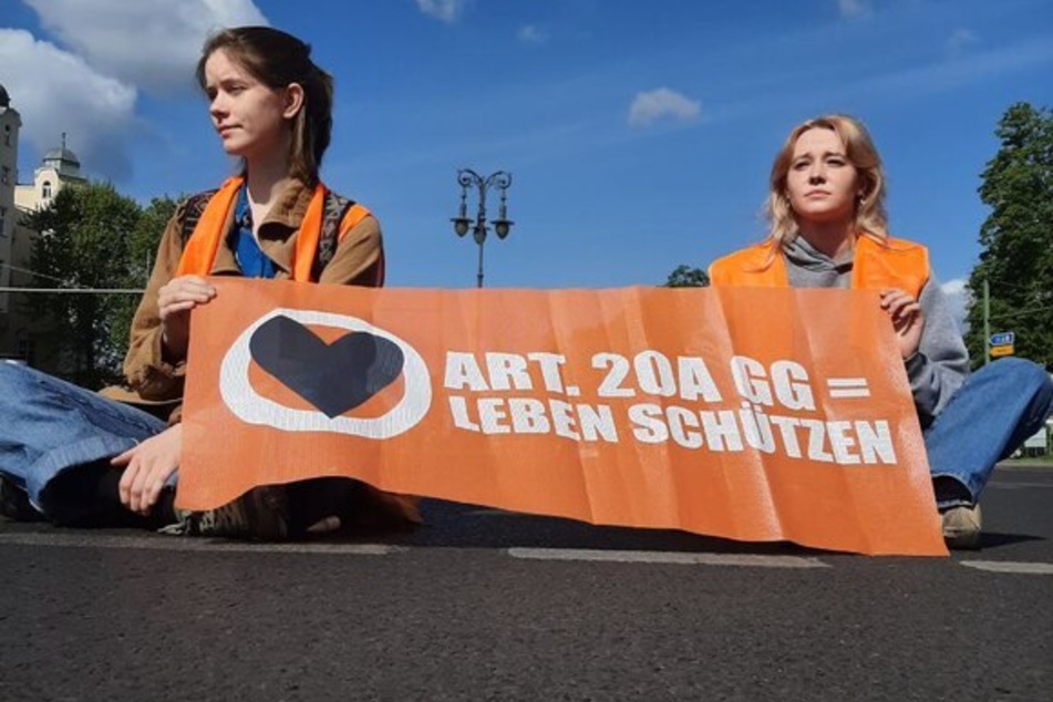 Auch am gestrigen Donnerstag saßen Klimaaktivisten auf Berlins Straßen.