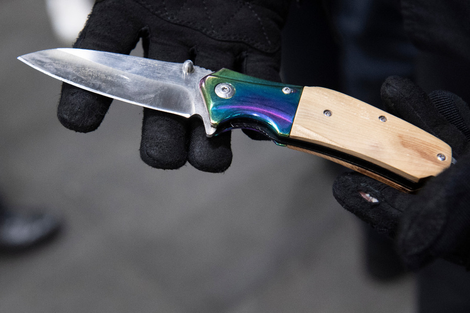 Messerattacke: Mann (30) nach Messerattacke in Lebensgefahr: Täter aus der eigenen Familie?