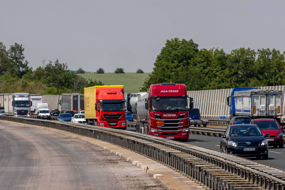 Dicht ist der Verkehr zwischen Wilsdruff und Nossen immer, beinahe täglich wird die Baustelle auch zur Staufalle. In der Folge stöhnen die Dörfer der Region über den Ausweichverkehr.