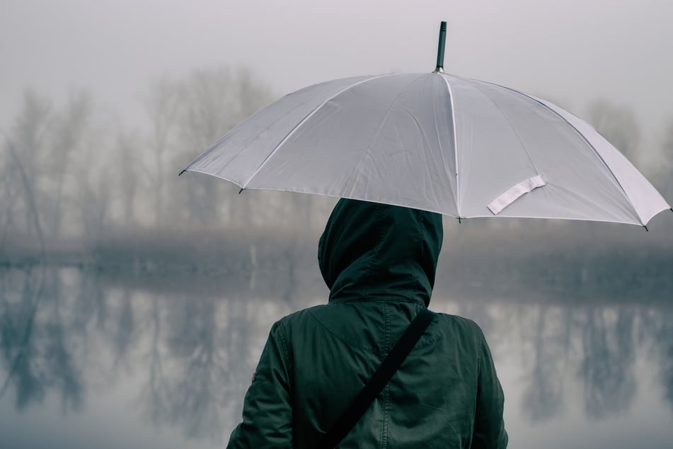 Der Sommer lässt dieses Jahr lange auf sich warten, denn statt Sonne ist weiterhin Regen angesagt. (Symbolbild)