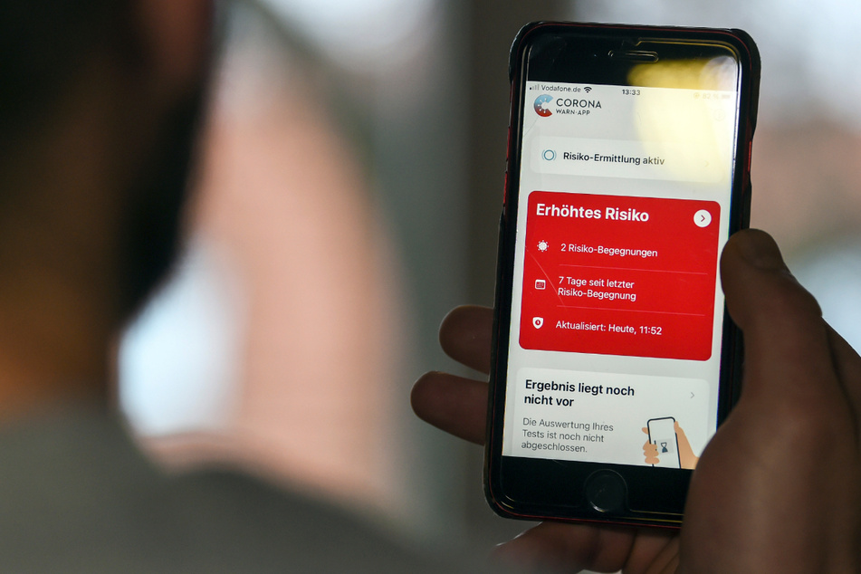 Die Corona-Warn-App zeigt anonym Begegnungen mit Infizierten an.