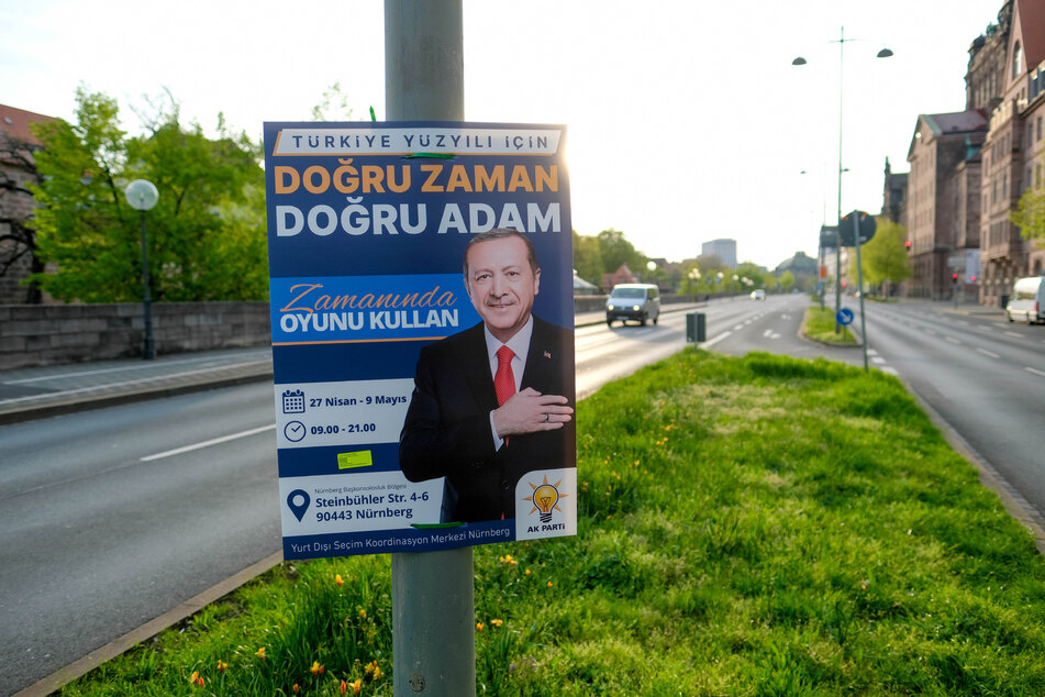 Auf dem in Nürnberg hängenden Plakat ruft der türkische Präsident Recep Tayyip Erdoğan (69) türkische Wahlberechtigte dazu auf, für ihn zu stimmen.