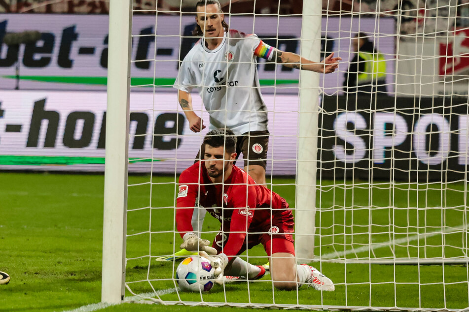 Kein Tor! FCSP-Keeper Nikola Vasilj rettet den Ball noch auf der Linie.