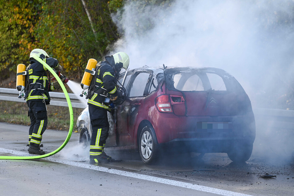 Abgefackelt! Ein Citroën brannte am Samstagmittag auf der A14 bei Döbeln völlig aus.