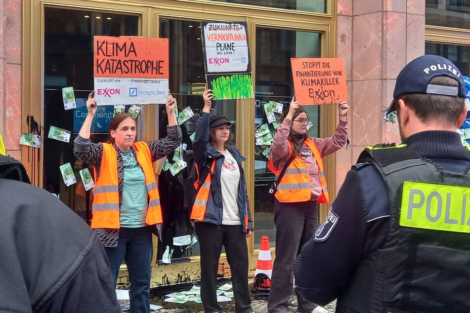 Die Polizei hat die Protestaktion in der Friedrichstraße beendet.