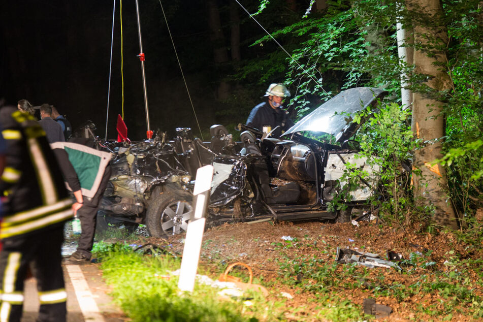 Der SUV wurde bei dem Unfall vollkommen zerfetzt.