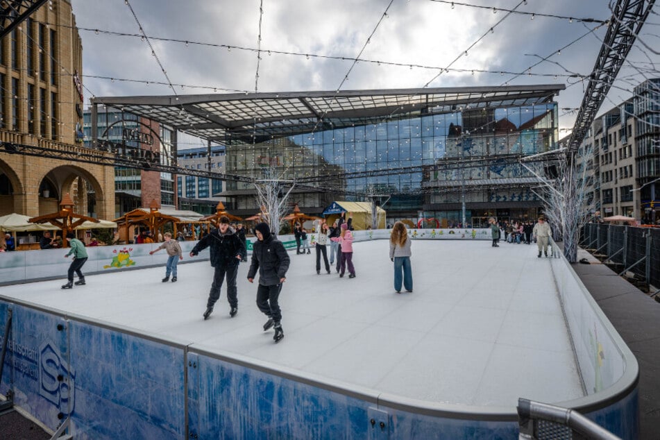 In der Chemnitzer Innenstadt steht wieder eine 450 Quadratmeter große Eisfläche.