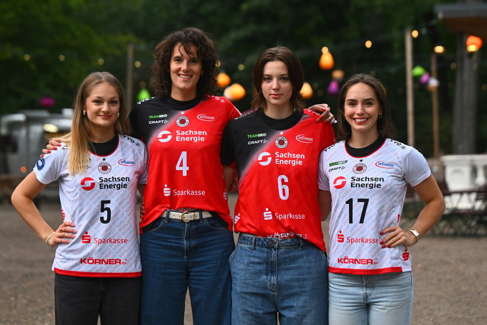 Lotte Goertz (19, v.l.), Nathalie Lemmens (29), Victoria Demidova (18) und Lorena Lorber Fijok (21) präsentierten auf dem Konzertplatz die neuen Trikots.