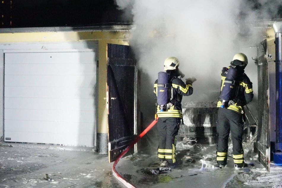 Leipzig: Garage im Leipziger Osten in Flammen: Feuerwehr kann Mercedes nicht retten