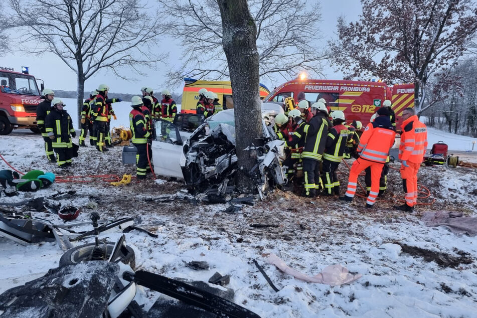 Rund 30 Rettungskräfte und Feuerwehrleute benötigten rund eine Stunde, um alle Insassen aus dem demolierten Wrack zu bergen.