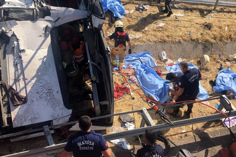 Die Feuerwehr deckte die Körper der verstorbenen Unfallopfer mit Tüchern zu.