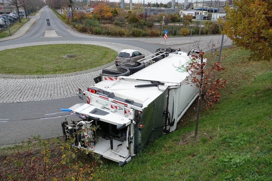 Der Mülltruck kippte plötzlich um.