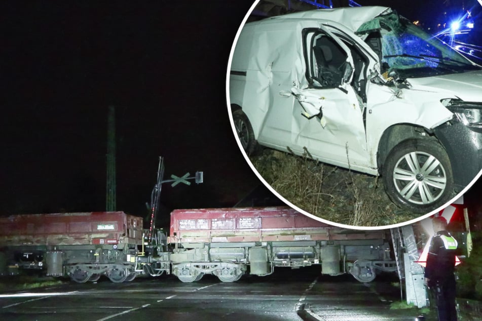 Schrankenanlage an Bahnübergang defekt: Autofahrer wird von Güterzug erfasst