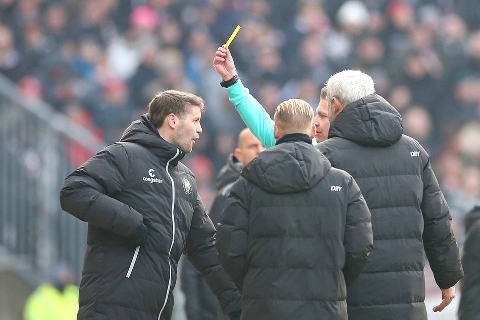 Im Spiel gegen den FCK verhalf diese Gelbe Karte Fabian Hürzeler zu einem Platz auf der Düsseldorfer Tribüne.