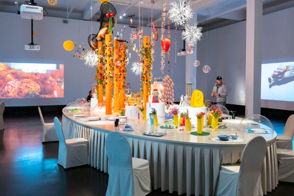 Opulente Tafel: Im letzten Ausstellungsraum wird die Sinnlichkeit des Essens mittels Kunstinstallation in Szene gesetzt.