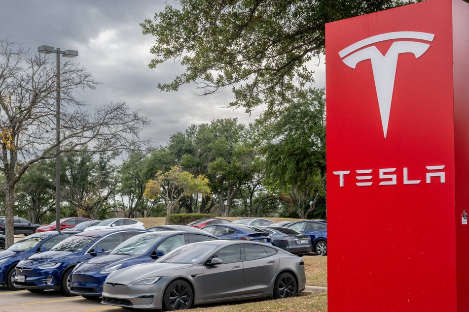 Tesla has been ordered to pay hundreds of millions of dollars to plaintiffs who blamed a deadly 2019 crash on the company's "Autopilot" technology.
