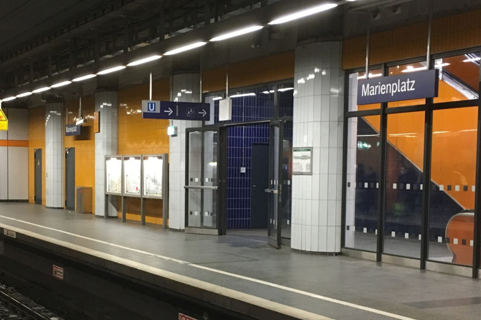 Zwei Teenager sind von einem Unbekannten am S-Bahn-Haltepunkt Marienplatz in München unvermittelt angegriffen worden.