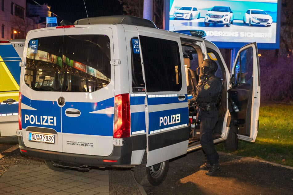 Schwer bewaffnete Beamte waren am Montagnachmittag in den Gohlis-Arkaden im Leipziger Norden unterwegs.