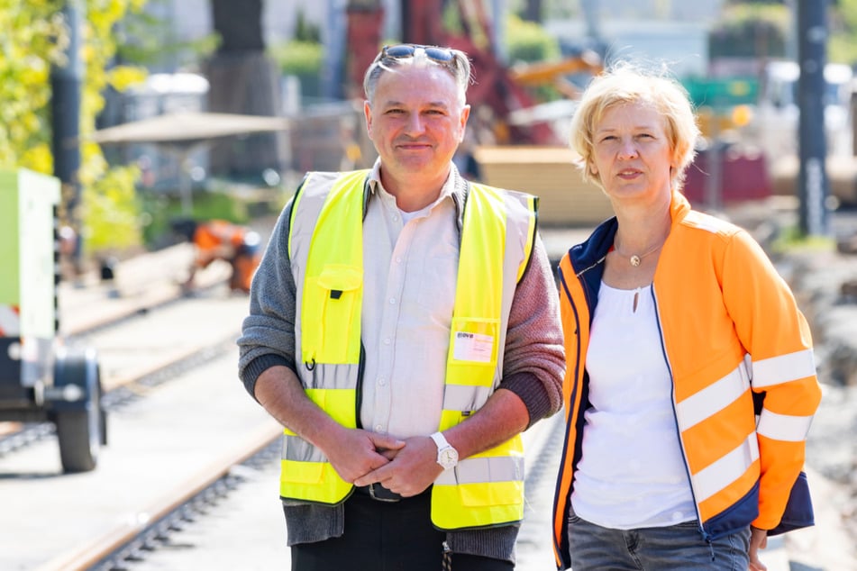 Betreuen das Projekt gemeinsam: DVB-Infrastruktur-Chef Sandro Zimmermann (53) und Simone Prüfer (57), Leiterin des Straßen- und Tiefbauamtes.