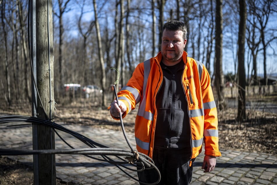 Kein Anschluss mehr: Parkeisenbahn-Chef Tim Zolkos (42) zeigt das abgerissene Ende der Telefonleitung.